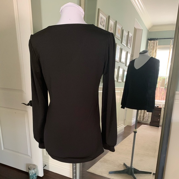 Small black v-neck top with slightly puffed sleeves. - Picture 2 of 3